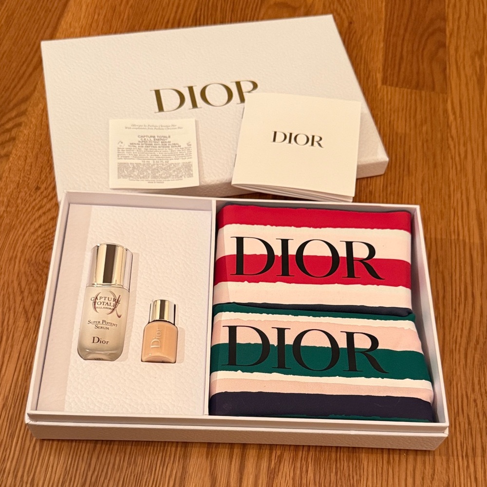 Dior bundle with two travel pouches. - Picture 1 of 5